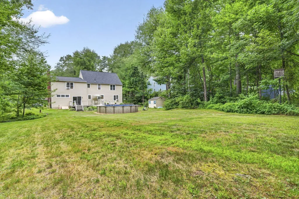 8 King Henry Drive Londonderry NH 03053
