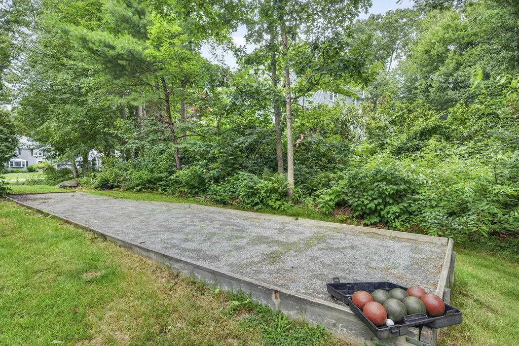 8 King Henry Drive Londonderry NH 03053