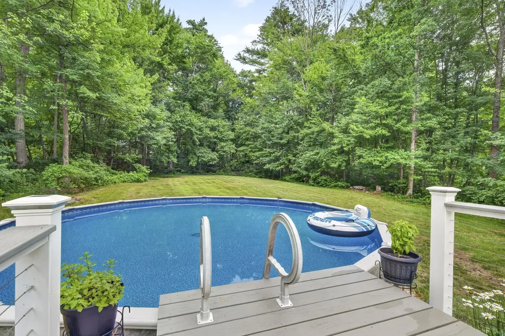 8 King Henry Drive Londonderry NH 03053