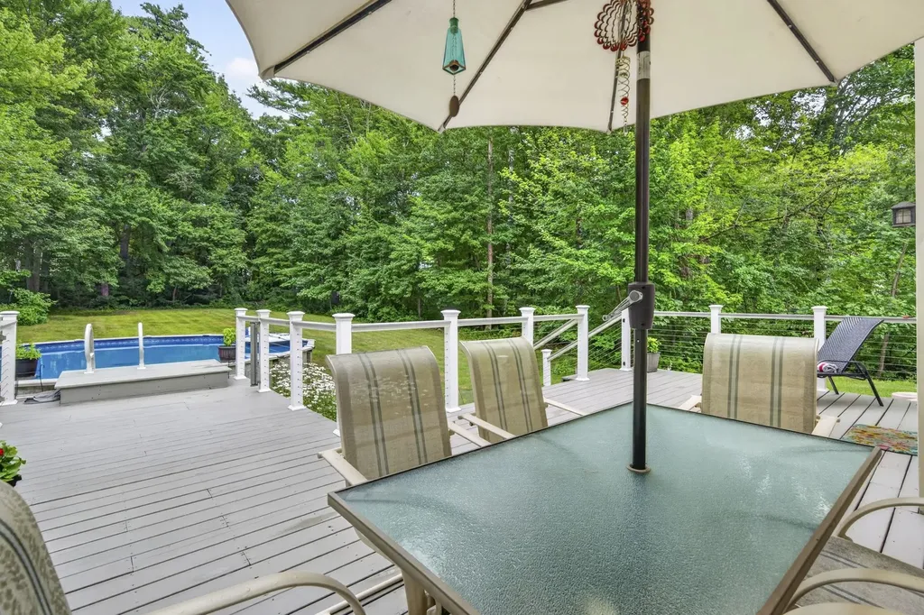 8 King Henry Drive Londonderry NH 03053