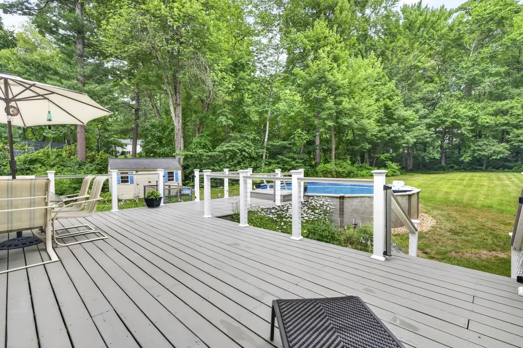 8 King Henry Drive Londonderry NH 03053