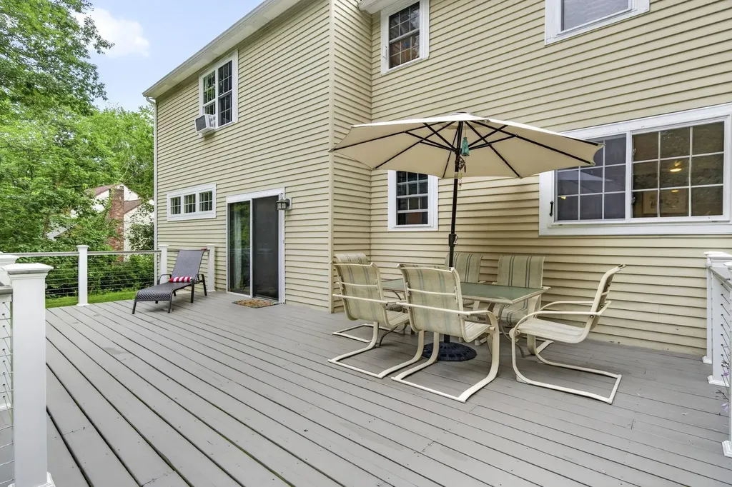 8 King Henry Drive Londonderry NH 03053