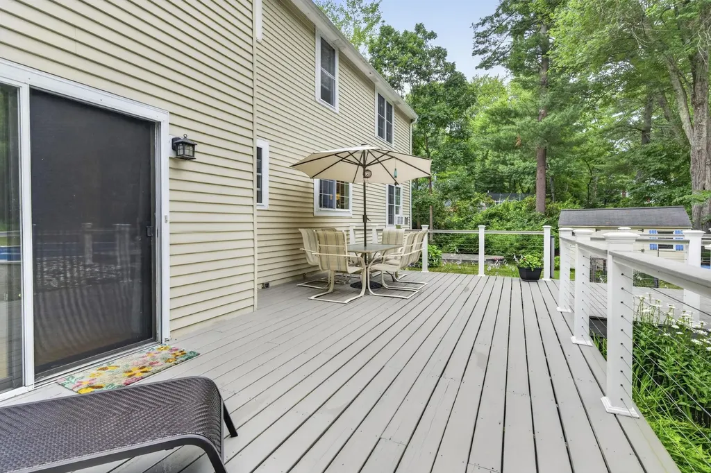 8 King Henry Drive Londonderry NH 03053