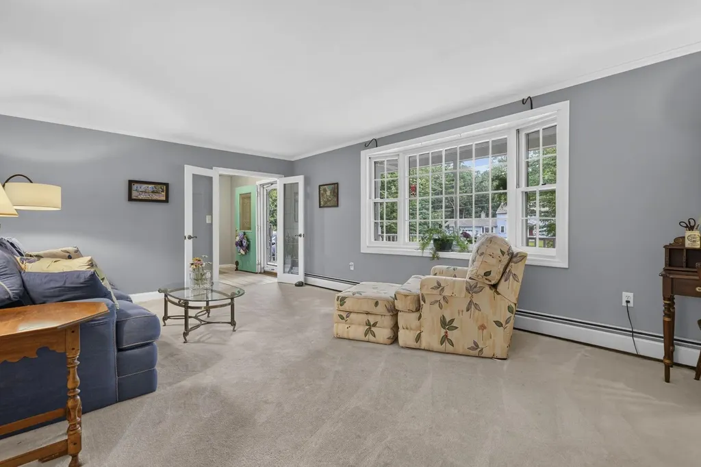 8 King Henry Drive Londonderry NH 03053