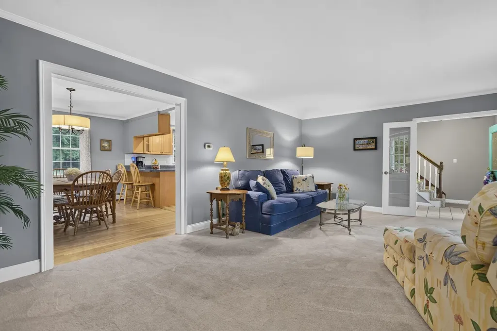 8 King Henry Drive Londonderry NH 03053
