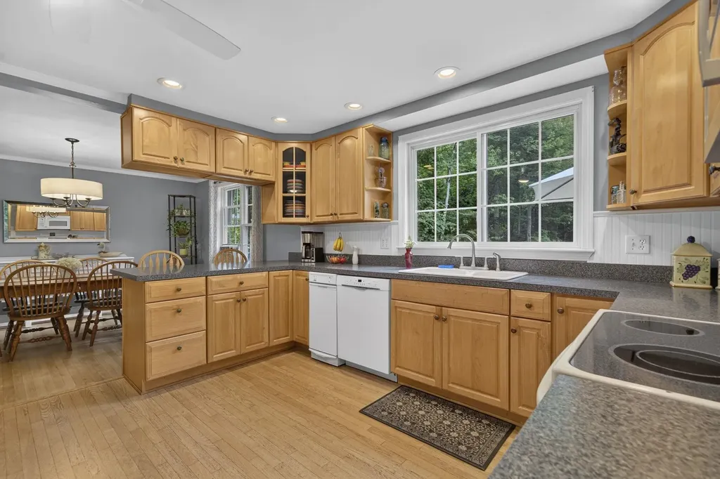 8 King Henry Drive Londonderry NH 03053