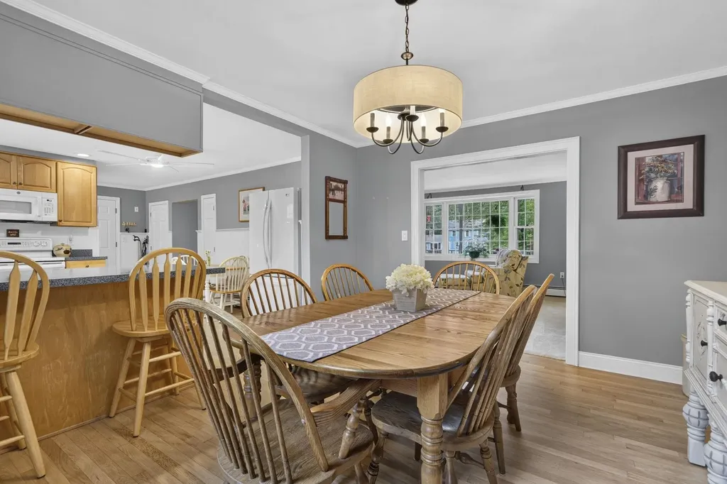 8 King Henry Drive Londonderry NH 03053