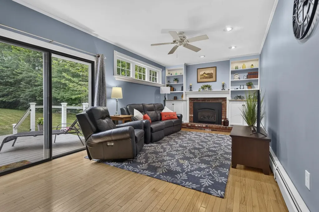 8 King Henry Drive Londonderry NH 03053