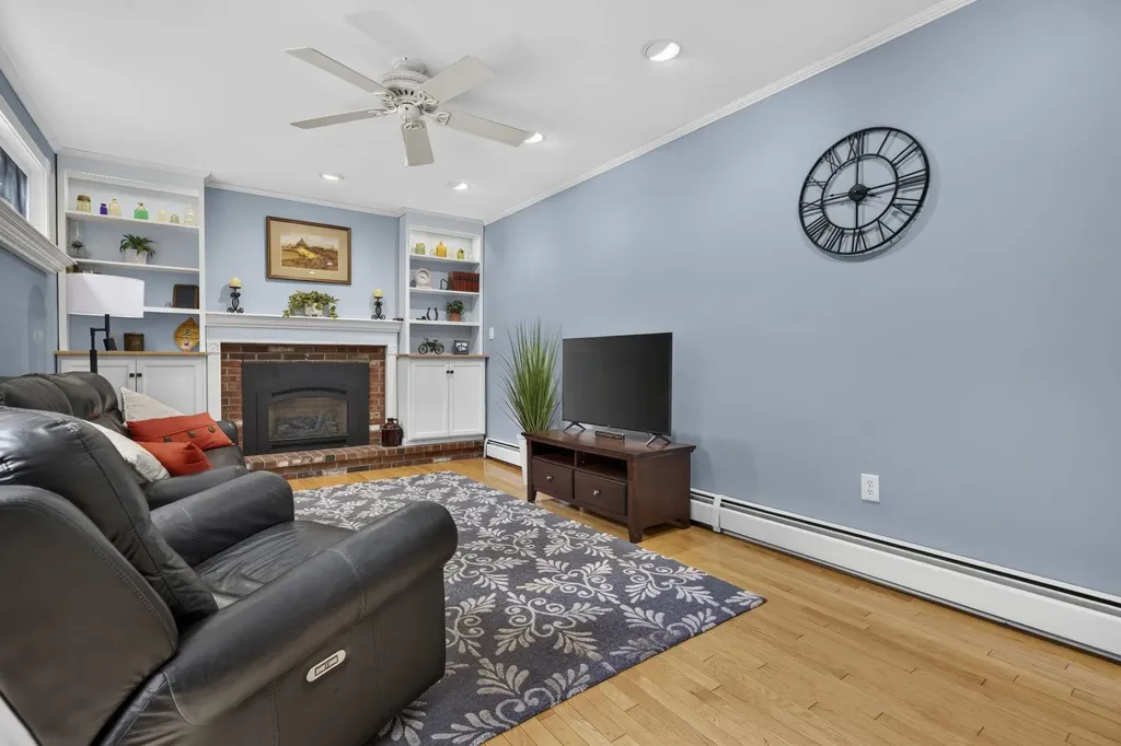 8 King Henry Drive Londonderry NH 03053