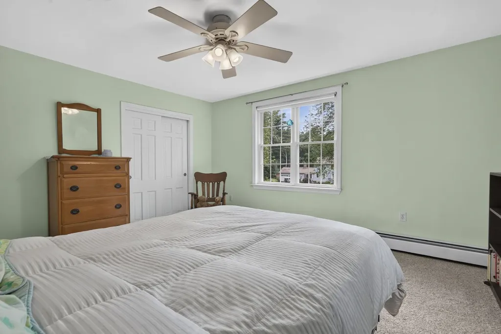 8 King Henry Drive Londonderry NH 03053