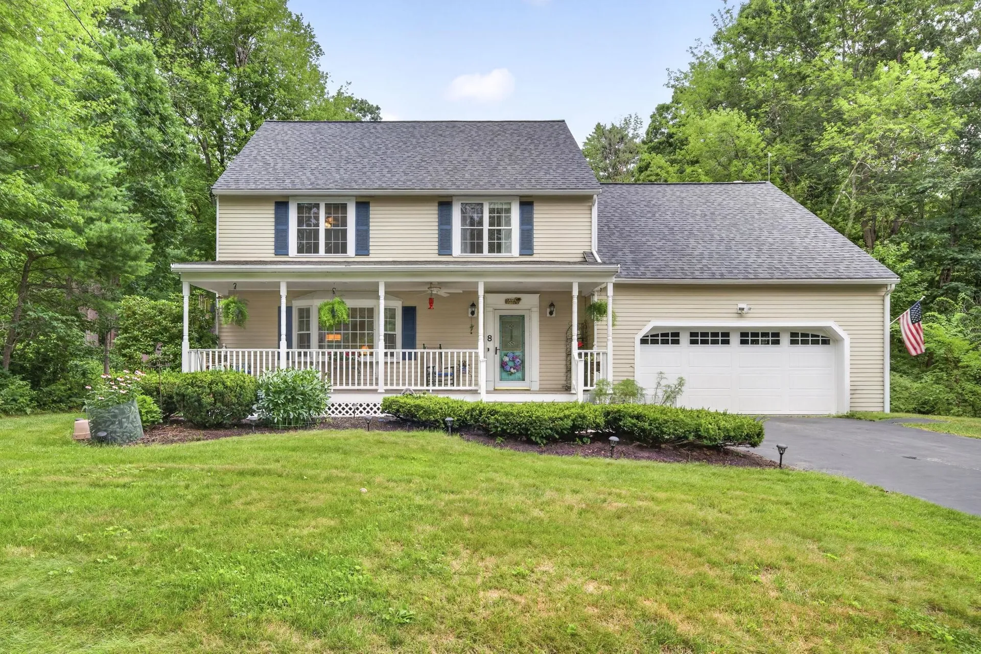 8 King Henry Drive Londonderry NH 03053