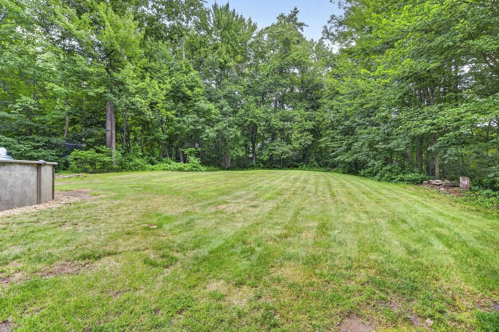 8 King Henry Drive Londonderry NH 03053