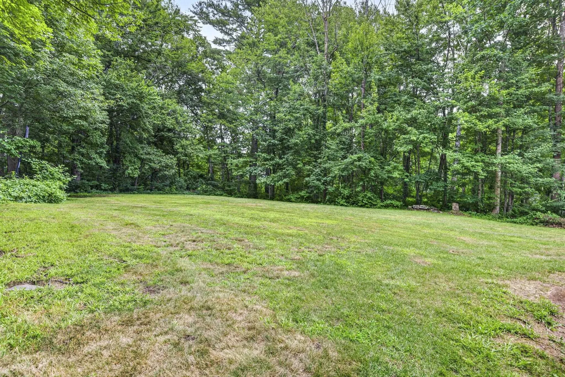 8 King Henry Drive Londonderry NH 03053