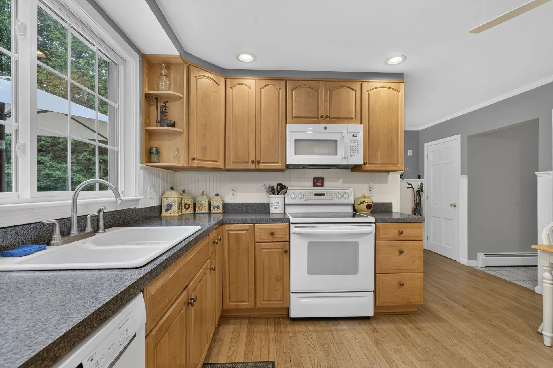 8 King Henry Drive Londonderry NH 03053