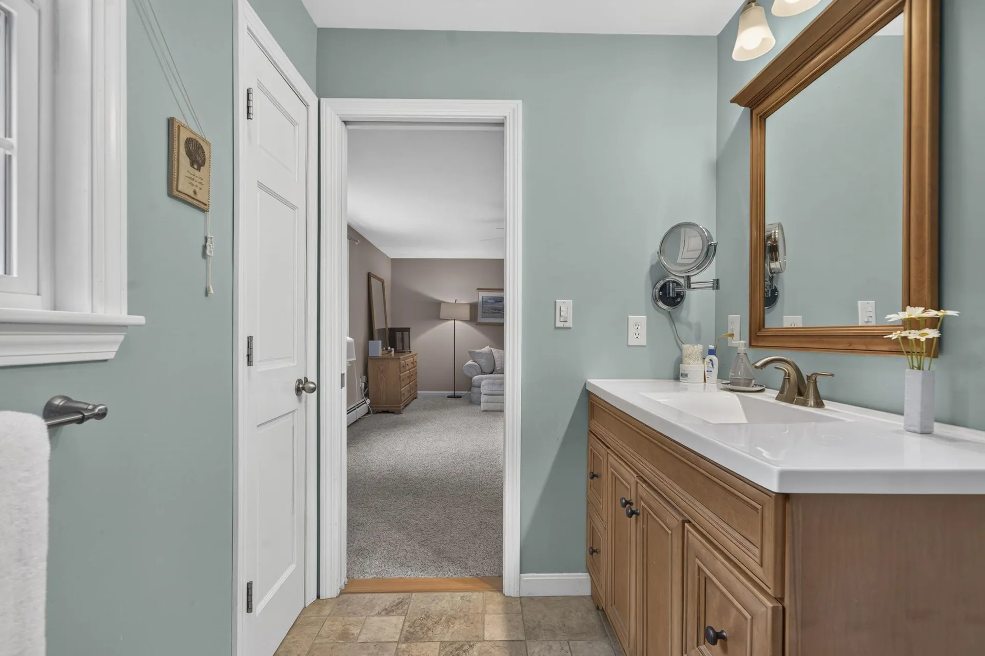 8 King Henry Drive Londonderry NH 03053