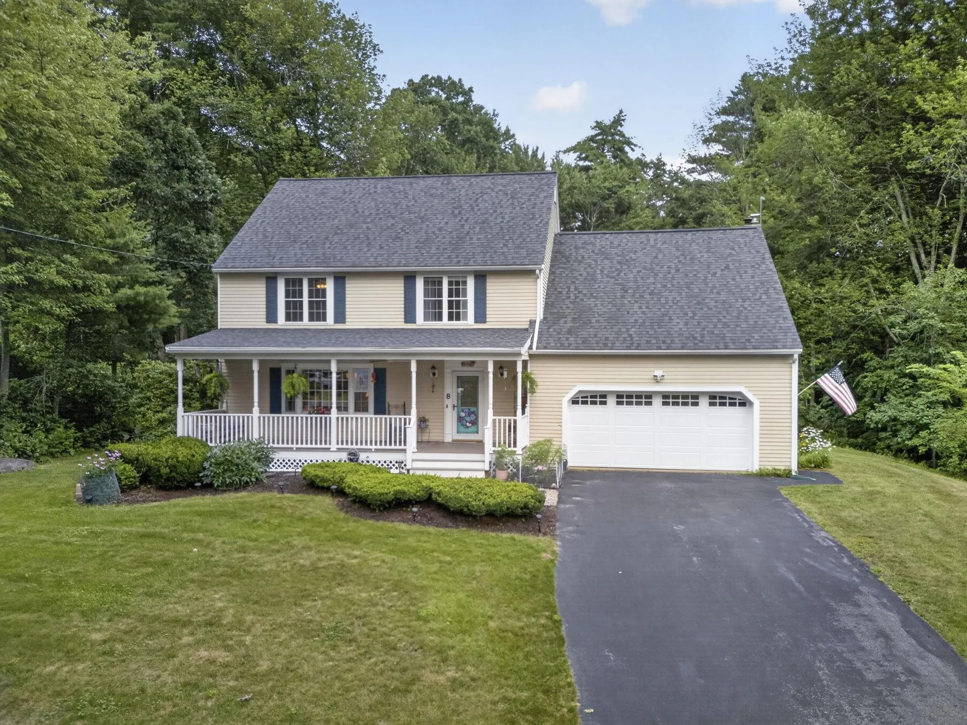 8 King Henry Drive Londonderry NH 03053