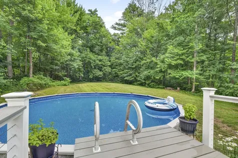 8 King Henry Drive Londonderry NH 03053