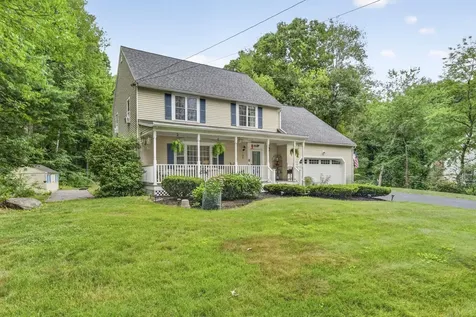 8 King Henry Drive Londonderry NH 03053