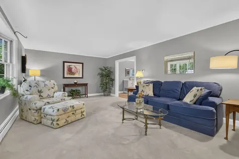 8 King Henry Drive Londonderry NH 03053