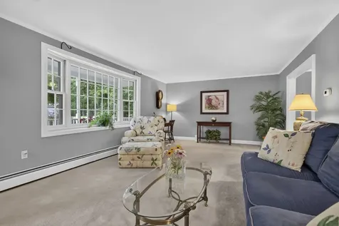 8 King Henry Drive Londonderry NH 03053