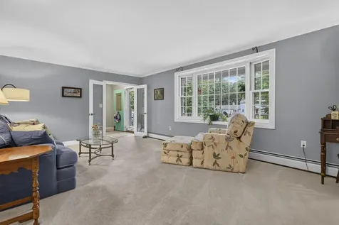 8 King Henry Drive Londonderry NH 03053