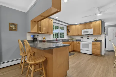 8 King Henry Drive Londonderry NH 03053