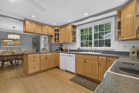8 King Henry Drive Londonderry NH 03053