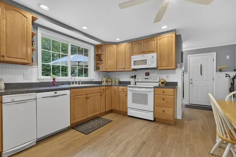 8 King Henry Drive Londonderry NH 03053