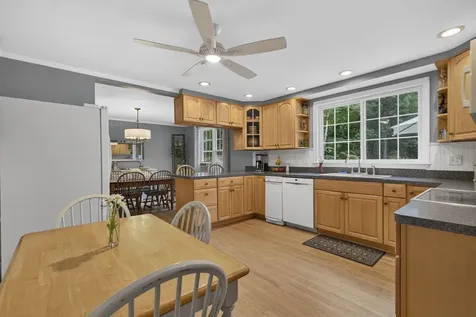 8 King Henry Drive Londonderry NH 03053