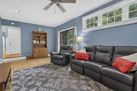 8 King Henry Drive Londonderry NH 03053