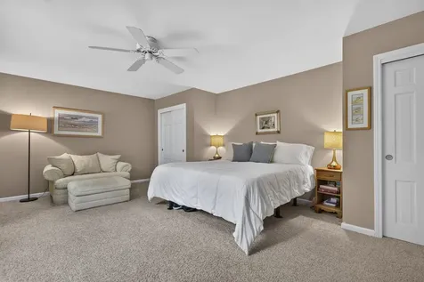8 King Henry Drive Londonderry NH 03053
