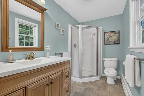 8 King Henry Drive Londonderry NH 03053