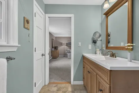 8 King Henry Drive Londonderry NH 03053