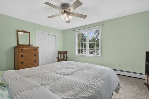 8 King Henry Drive Londonderry NH 03053