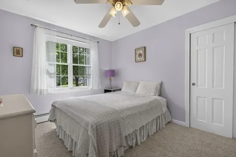 8 King Henry Drive Londonderry NH 03053