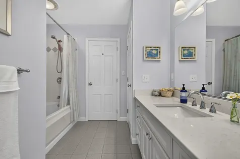 8 King Henry Drive Londonderry NH 03053
