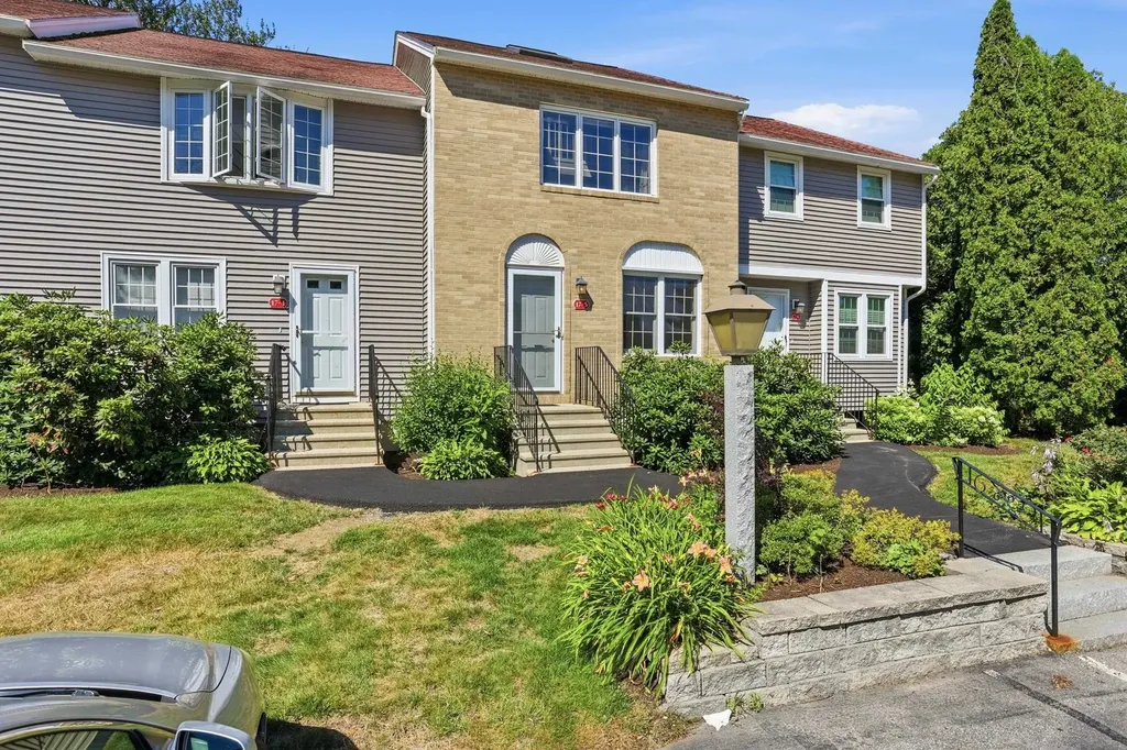 17 Oakwood Circle Goffstown NH 03045