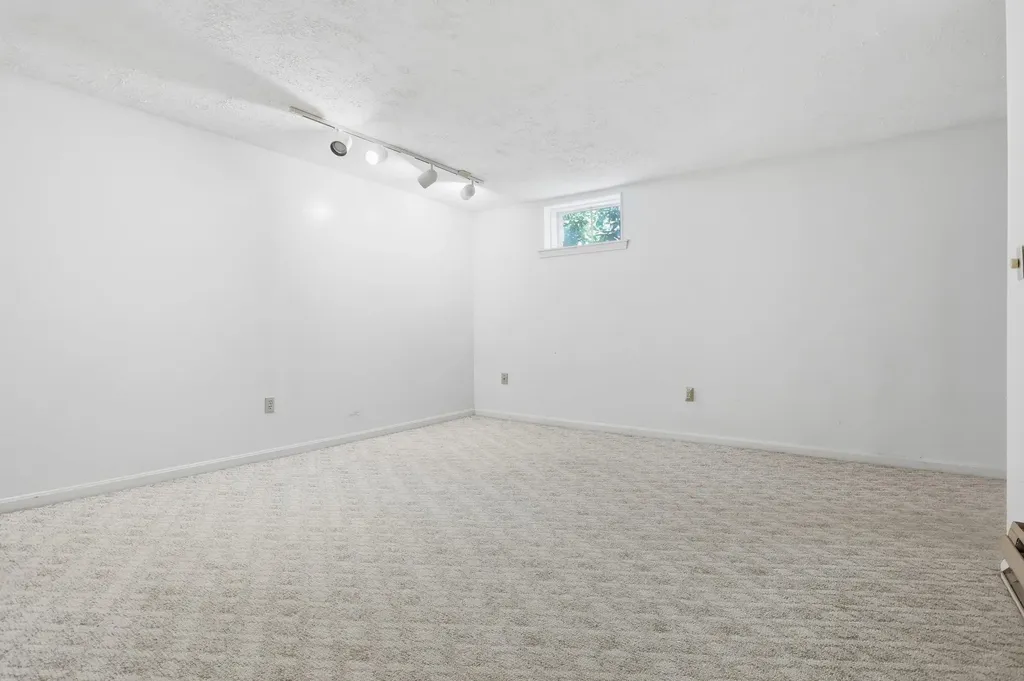 17 Oakwood Circle Goffstown NH 03045