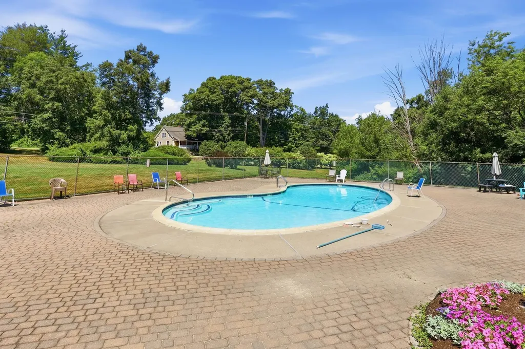 17 Oakwood Circle Goffstown NH 03045