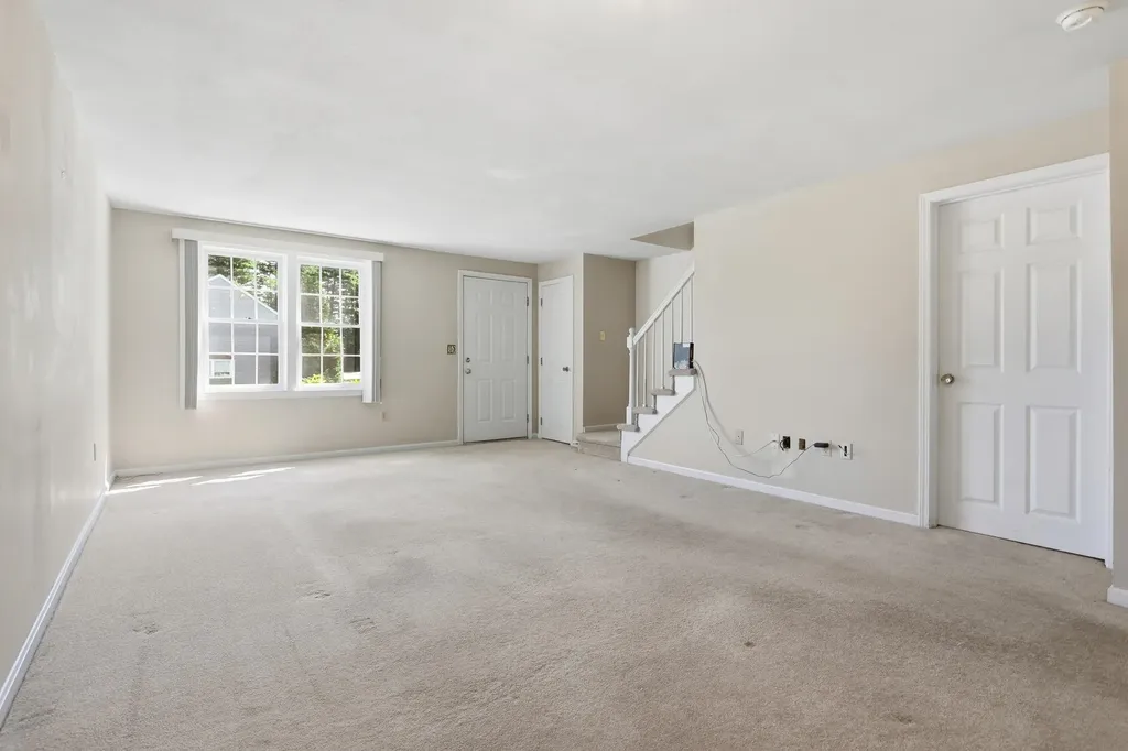17 Oakwood Circle Goffstown NH 03045