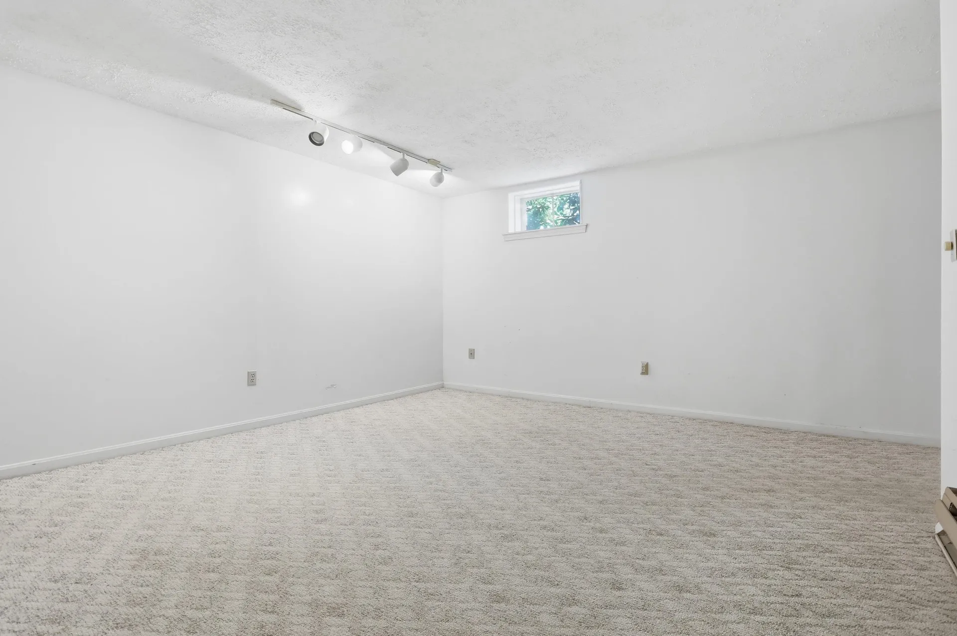 17 Oakwood Circle Goffstown NH 03045
