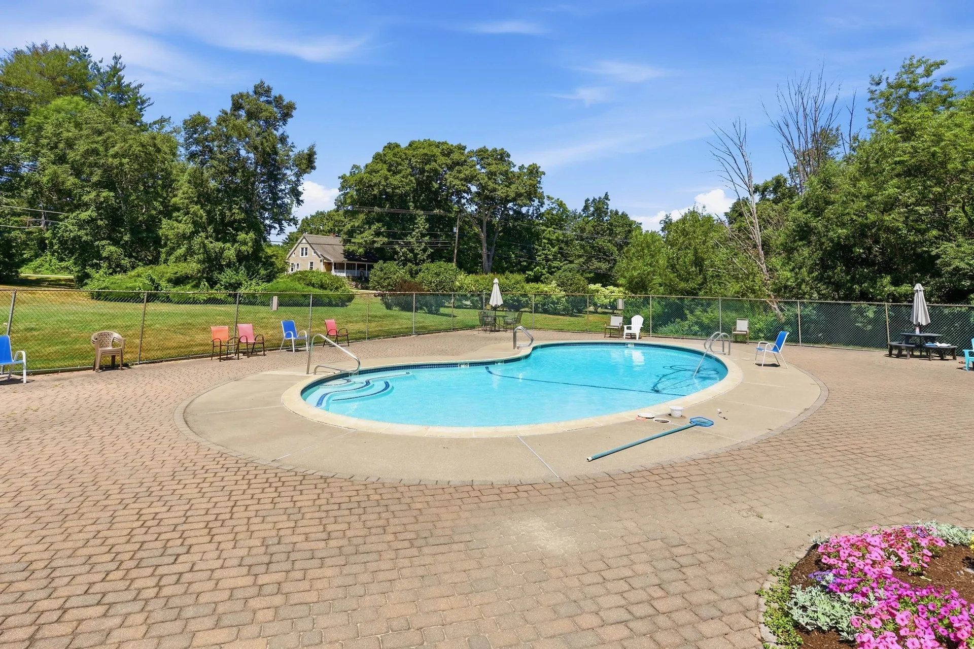 17 Oakwood Circle Goffstown NH 03045