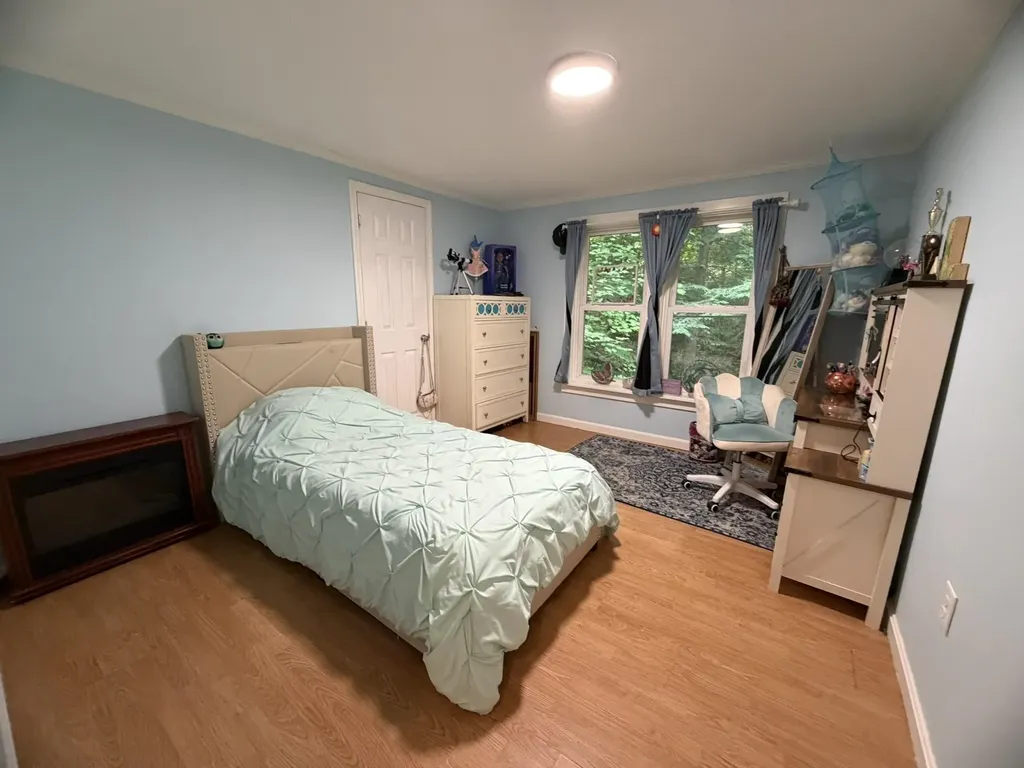 18 Algonquin Road Enfield NH 03748