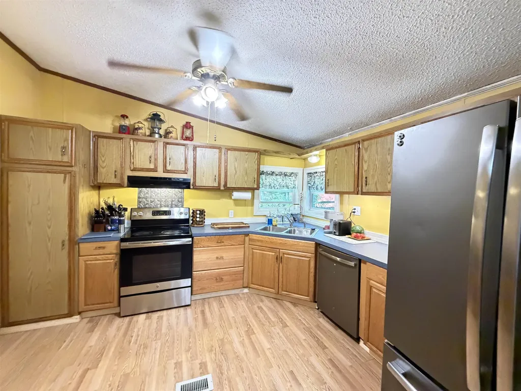 18 Algonquin Road Enfield NH 03748