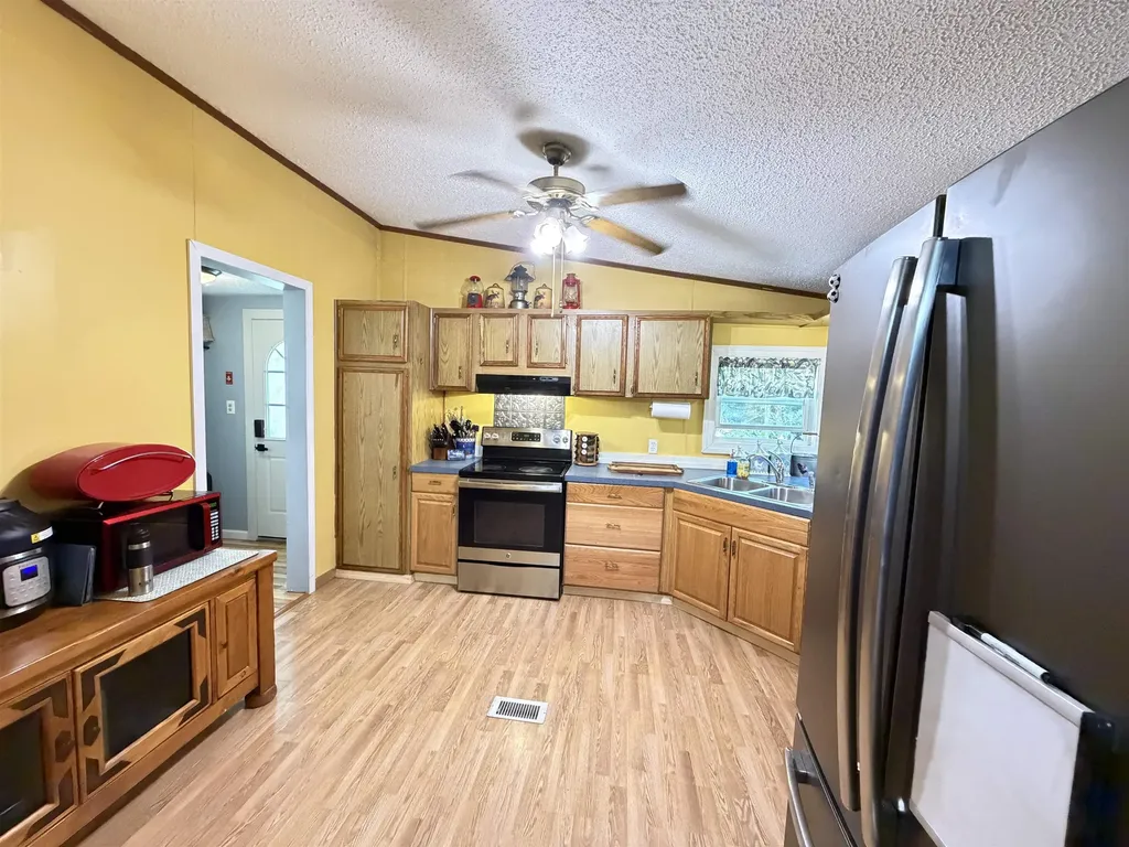 18 Algonquin Road Enfield NH 03748