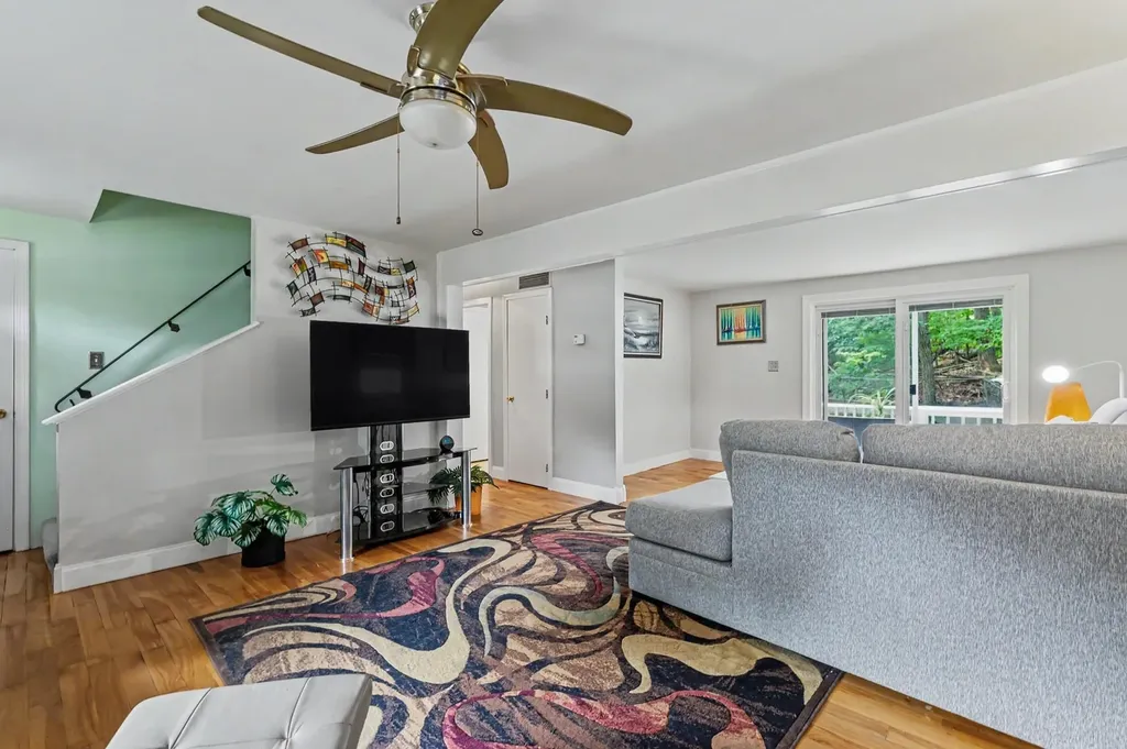 6 Colleen Road Nashua NH 03062