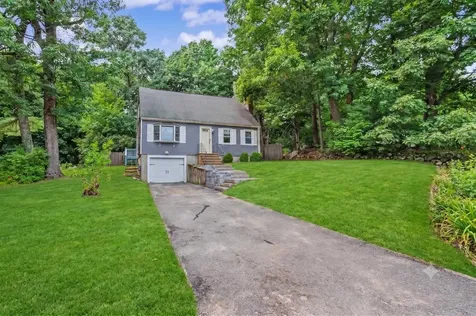 6 Colleen Road Nashua NH 03062