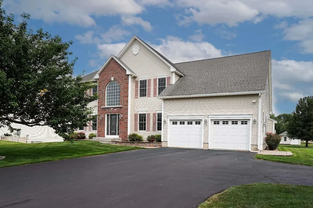 9 Shoreline Drive Hudson NH 03051