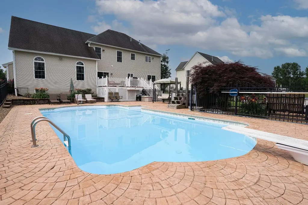9 Shoreline Drive Hudson NH 03051