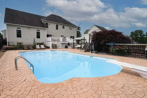 9 Shoreline Drive Hudson NH 03051